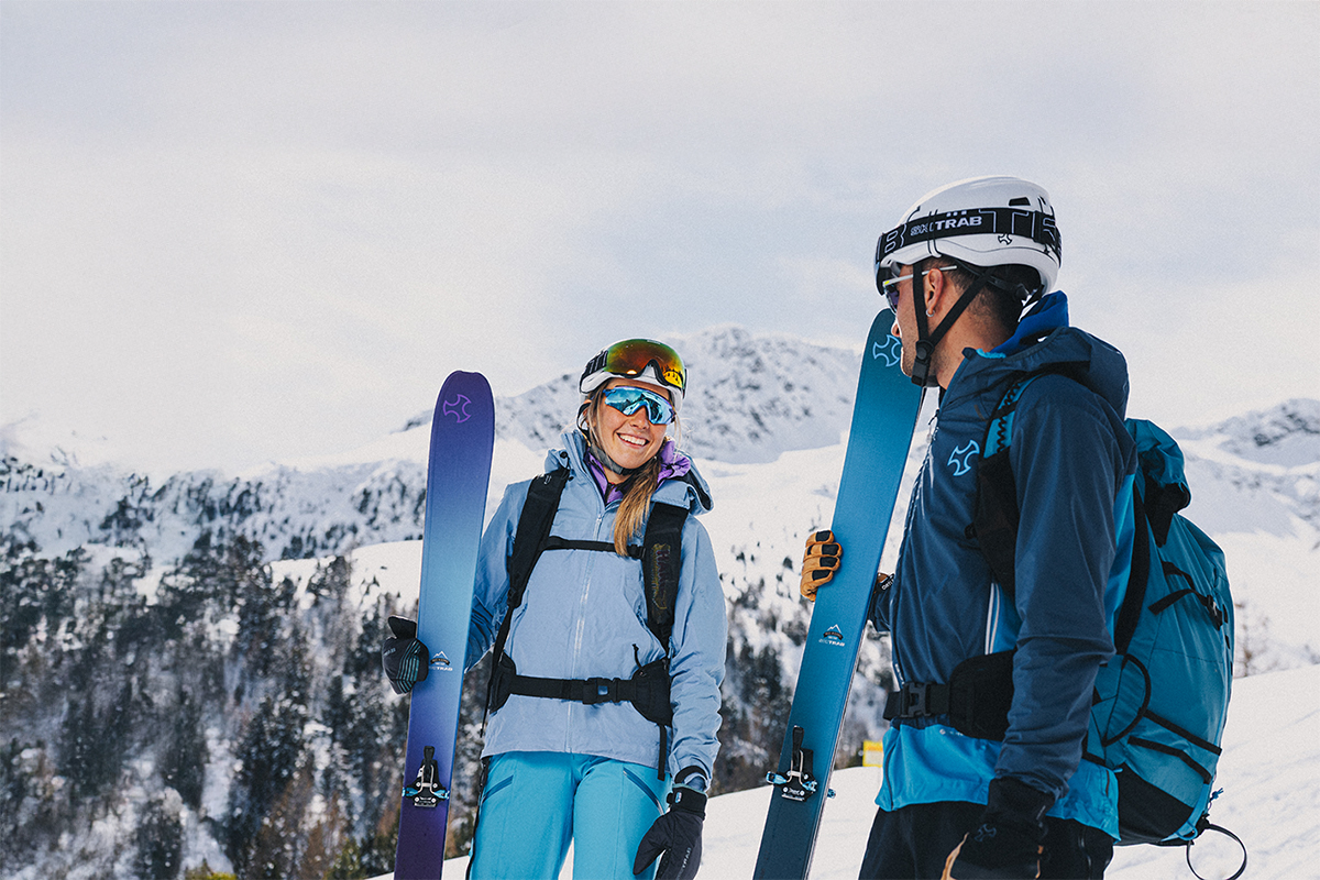 Due sciatori con i loro Ski Trab tra le montagne innevate